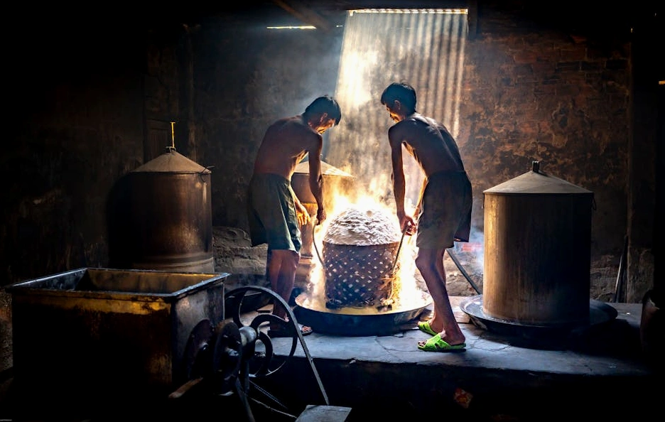 Tým inženýrů analyzuje výrobní proces v moderní továrně.